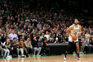 Tatum comanda a unos Celtics históricos como locales