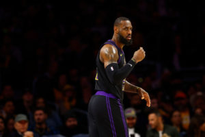 LeBron ha jugado contra el 35% de jugadores de la historia de la NBA