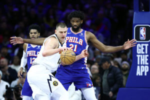 Joel Embiid sonríe en el duelo de MVPs ante Nikola Jokic