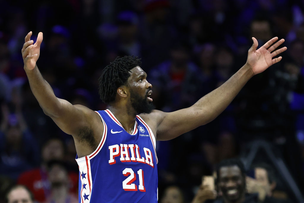 Embiid hace historia encadenando veinte partidos de 30 puntos