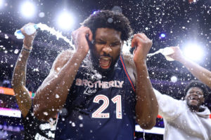Joel Embiid es leyenda: 70 puntos para batir a Chamberlain