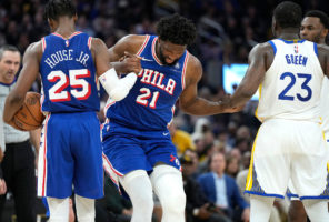 Joel Embiid vuelve... y se lesiona de nuevo