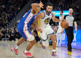 Stephen Curry saca su magia para levantar a los Warriors