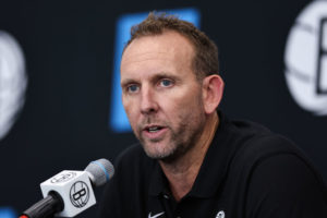 Sean Marks, contra las cuerdas