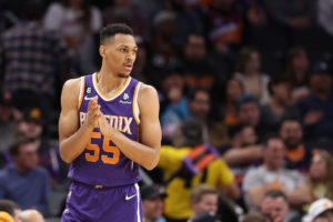 Philadelphia da una oportunidad a Darius Bazley