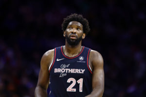 Saltan las alarmas en Philadelphia con la rodilla de Embiid