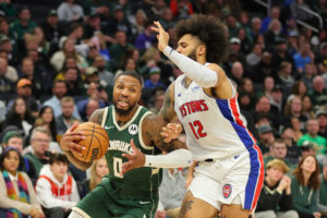 Damian Lillard es defendido por Isaiah Livers