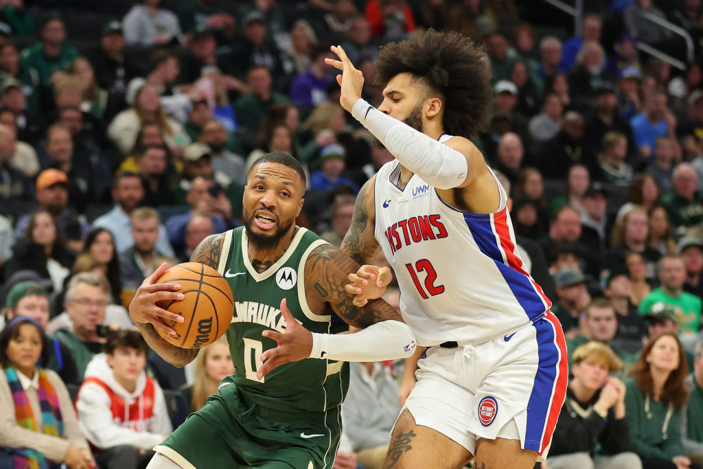 Damian Lillard es defendido por Isaiah Livers