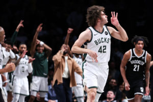 Los Bucks ahorran impuesto de lujo con la salida de Robin Lopez