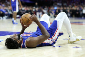 Embiid pasará por quirófano y peligra la temporada para él