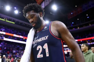 Joel Embiid niega haber sentido presión por jugar lesionado