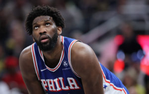 Joel Embiid se opera con éxito y le reevaluarán en cuatro semanas