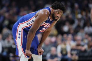 Embiid es baja para esta noche y será sometido a más pruebas