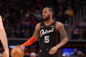 Nuggets y Sixers buscan base suplente