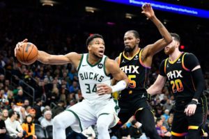 Antetokounmpo choca contra el Big Three de los Suns