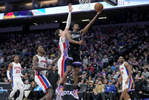 Mike Muscala acuerda su salida de los Pistons
