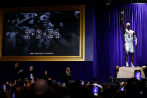Los Lakers desvelan la primera estatua en homenaje a Kobe Bryant