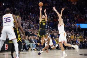 Stephen Curry desata la locura en el último suspiro
