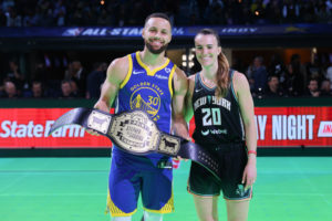 Curry se impone a Ionescu en el esperadísimo duelo de triplistas