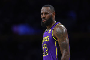LeBron le pide 100 millones a los Lakers
