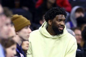 Los 76ers esperan a Embiid para finales de marzo