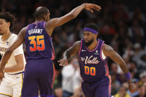 Phoenix toma aire a costa de los Lakers