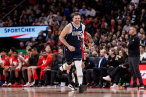 Doncic celebra su cumpleaños con triple-doble y victoria