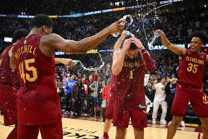 Max Strus hace estallar Cleveland con una canasta de locura