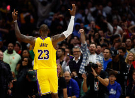 LeBron obra una remontada milagrosa en el derbi angelino