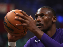 Biyombo, estable tras sufrir un desmayo en el banquillo