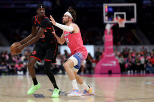 Chris Boucher sufre una lesión de rodilla