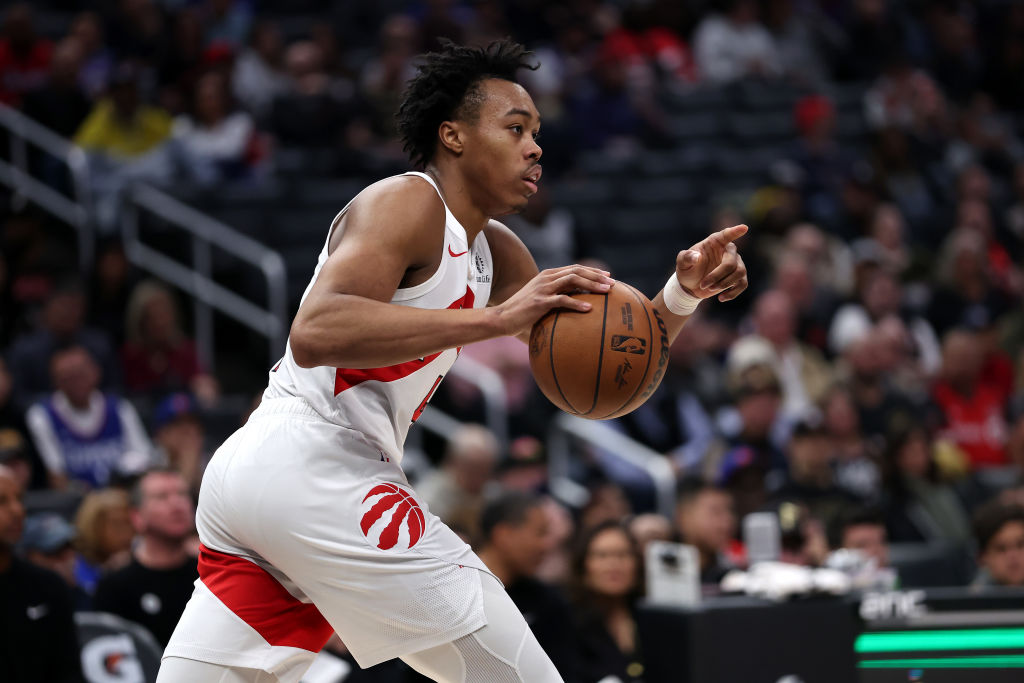 Scottie Barnes conduce el balón