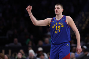 Denver se lleva el duelo de favoritos ante los Celtics