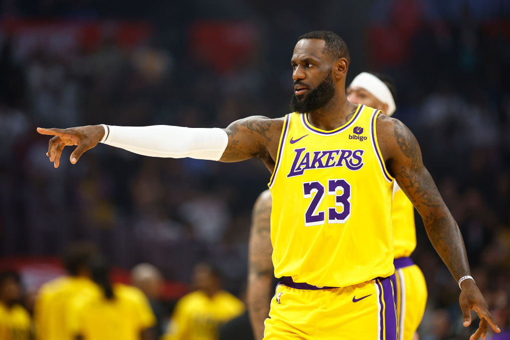 LeBron da indicaciones durante el partido