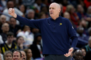 Rick Carlisle vuelve a señalar a los árbitros en Los Angeles