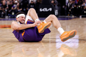 Devin Booker se lesiona en la derrota ante los Rockets