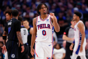 Tyrese Maxey pasa el protocolo por conmoción cerebral