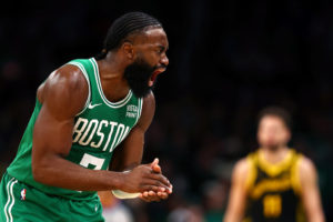 Paliza histórica de Boston a los Warriors