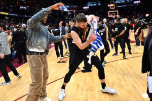 Unos Cavaliers desatados firman una épica remontada ante Boston