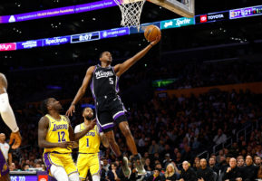 Una exhibición de Fox tumba a los Lakers