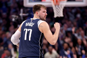 Luka Doncic levanta a Dallas con un ritmo 'imposible' de triples-dobles