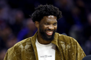 Embiid regresará antes de que termine la temporada regular