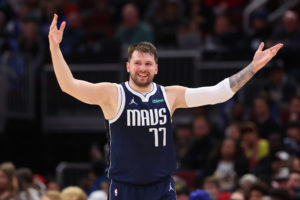Los Mavericks vuelven a ganar y escalan a la sexta posición