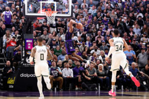 Sacramento se va de fiesta a costa de los Bucks