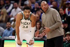 Preocupación en los Bucks con Giannis Antetokounmpo
