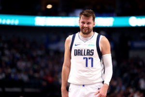 Doncic abandona el partido antes de tiempo y concluye su racha de triples-dobles