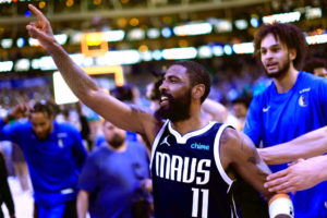 Irving hace soñar a los Mavericks sobre la bocina
