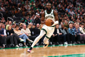 Jaylen Brown deja sin respuesta a los Suns