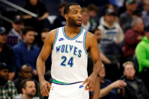 TJ Warren firma con Minnesota para lo que resta de temporada