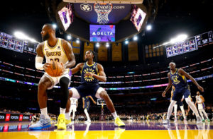 Los Lakers acaban sonriendo en el festival ofensivo ante Indiana